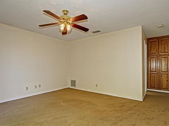 4th image of 400 Amberwood Cir
