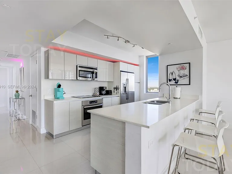 2600 E Hallandale Beach Blvd — Photo 4