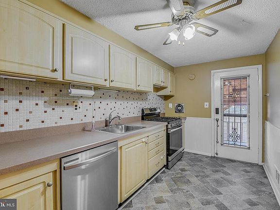 5th image of 1029 Regina Dr