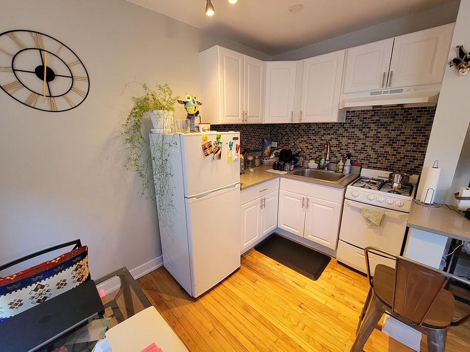 1st image of 1369 W Greenleaf Ave #6