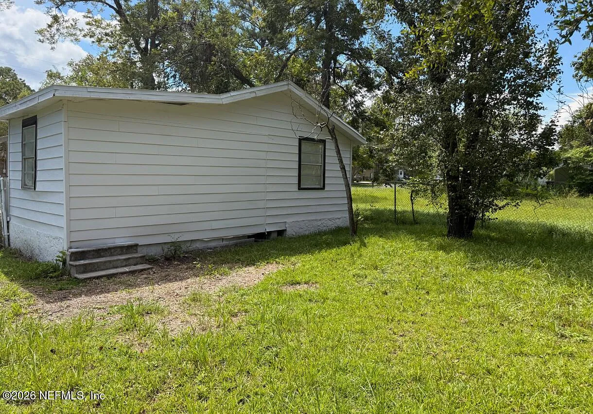 2 bed, 1.0 bath, 828 sqft, $1,600 — Photo 3
