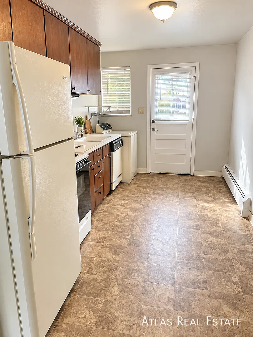 One Month Free | Top-Floor 2-Bedroom With Laundry — Photo 3