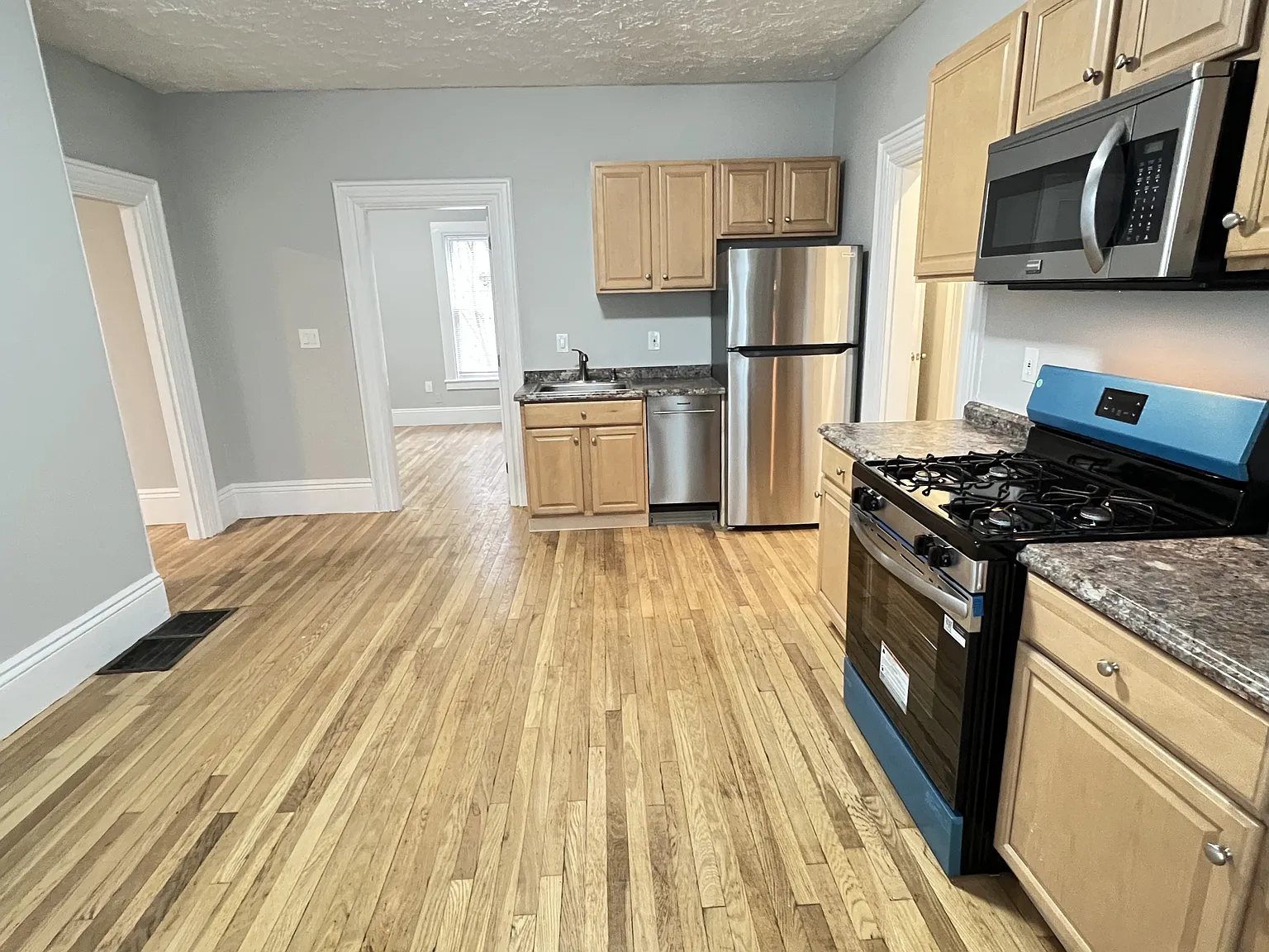 3 bed, 1400 sqft, $3,200 — Photo 2