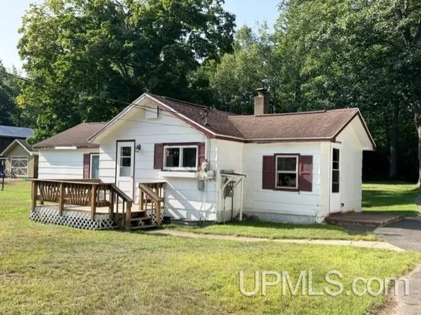 210 Midway Dr, Negaunee, MI 49866