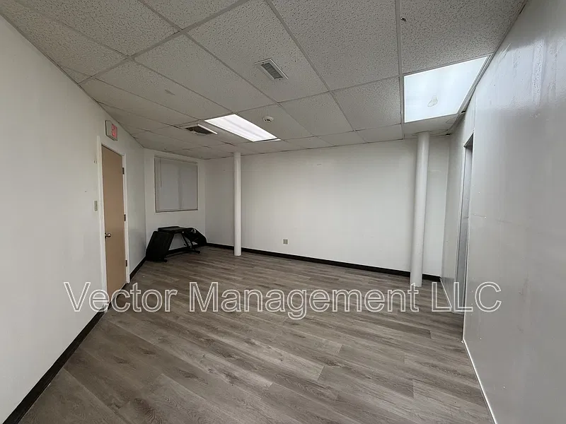 Studio, 1.0 bath, $900 — Photo 2