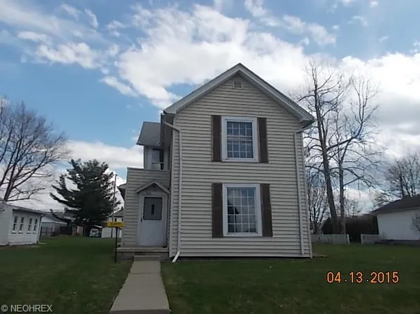 940 S Lawn Ave, Coshocton, OH 43812