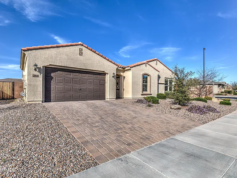 2364 E Susan Dr — Photo 2