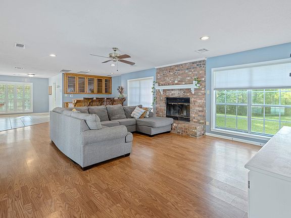 3rd image of 945 Tanglewood Dr