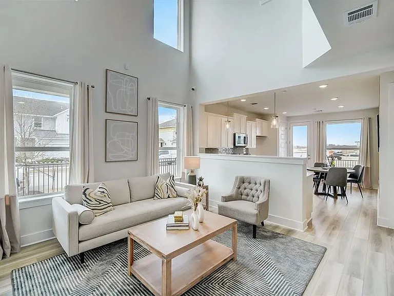 2027 Cora Ivy Ln — Photo 2