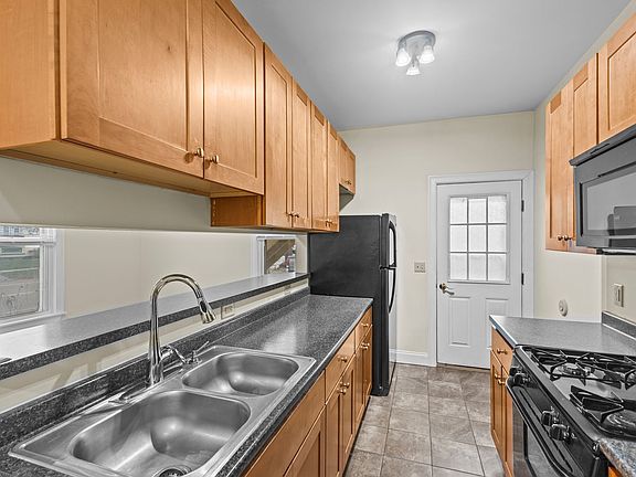 3rd image of 137 Park St APT 1