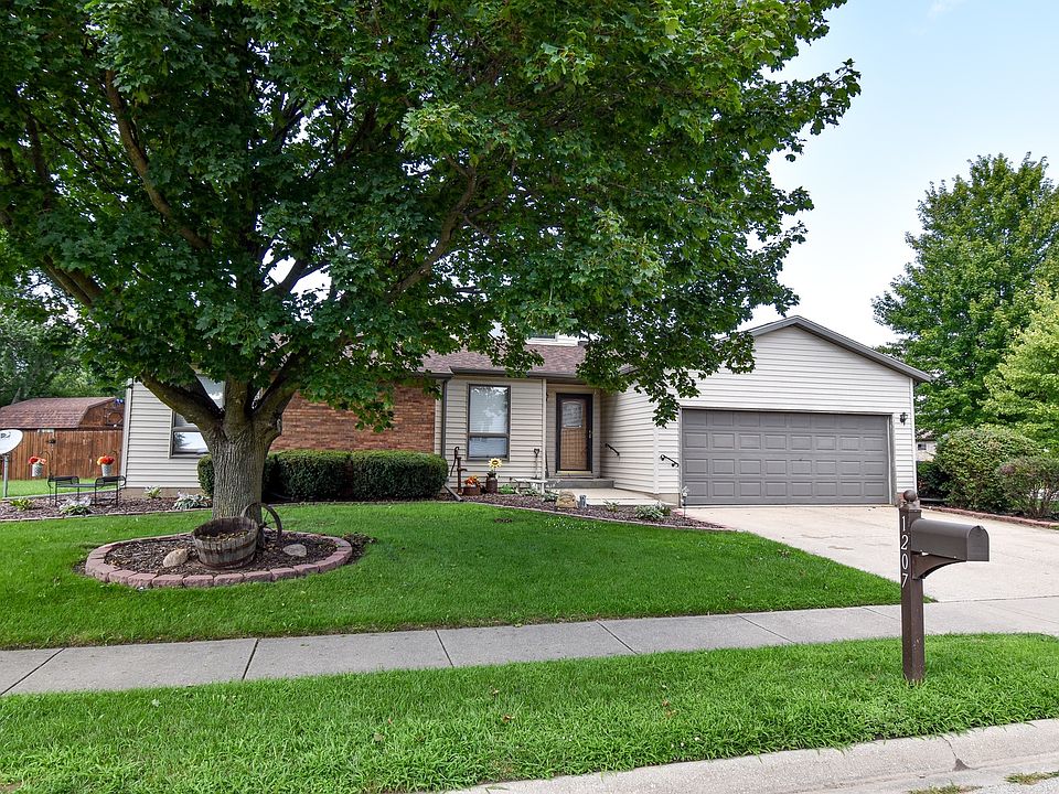 2nd image of 1207 E Blackhawk Pl