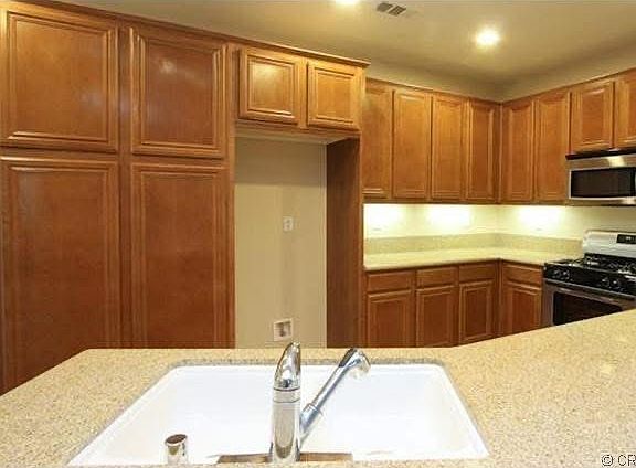 5th image of 15953 Begonia Ave