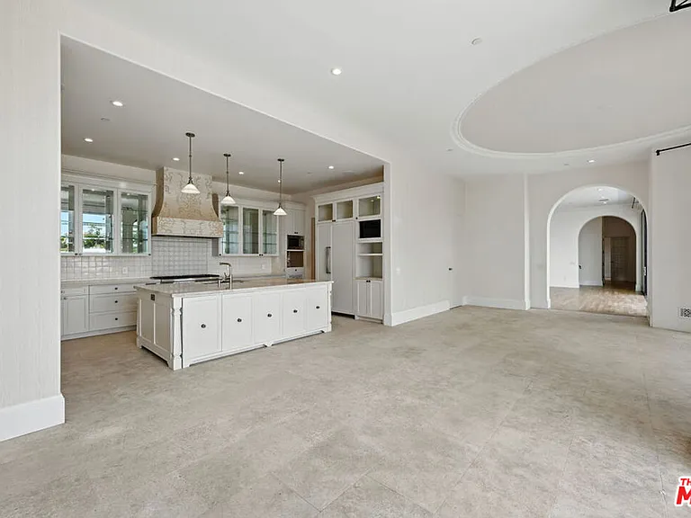 1675 N Woods Dr — Photo 6