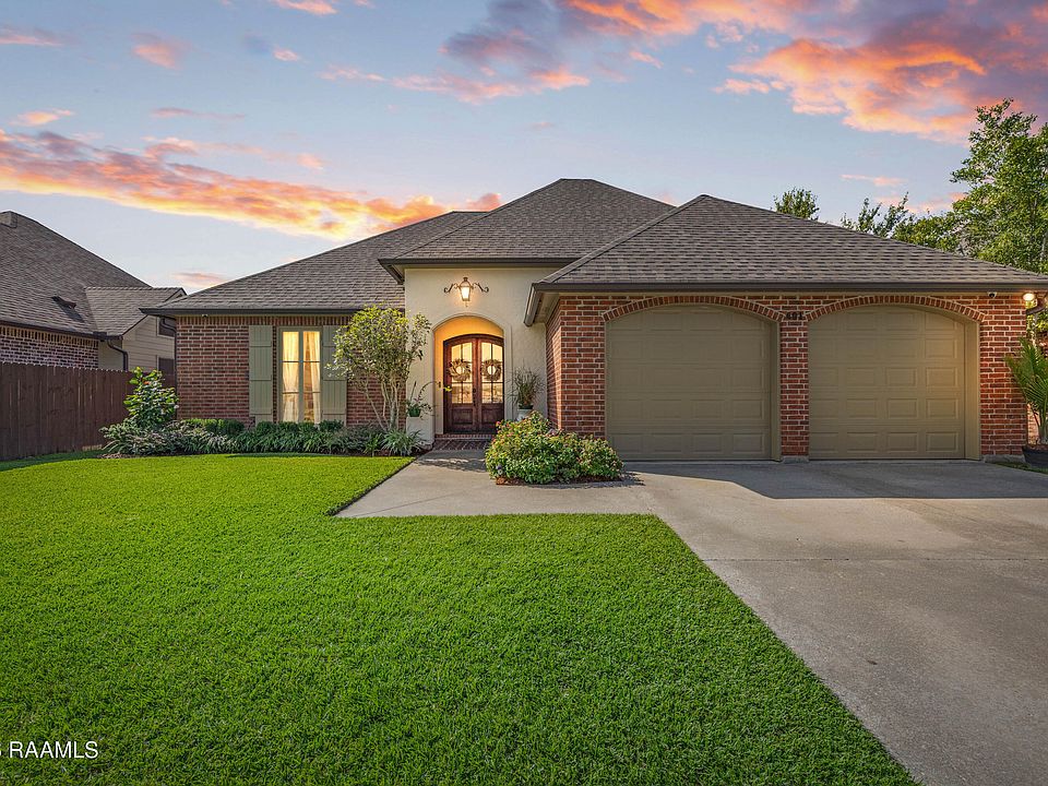 1st image of 401 Bluebonnet Dr