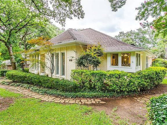 3rd image of 4002 Woodcastle Ct