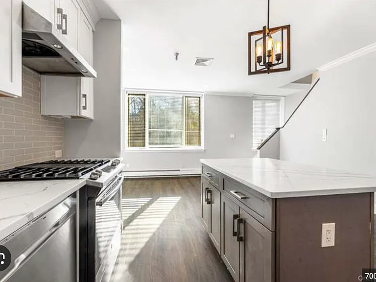520 Ashford Ave #18 — Photo 12