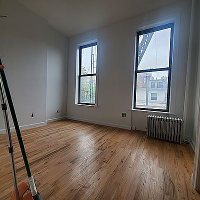 4th image of 438 De Graw St #2