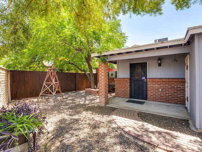 2724 N Gill Ave — Photo 5