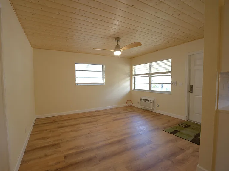 220 Lucerne Ave #4 — Photo 8