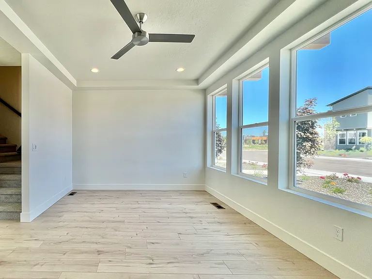 1431 N Meadowglen Ave — Photo 4