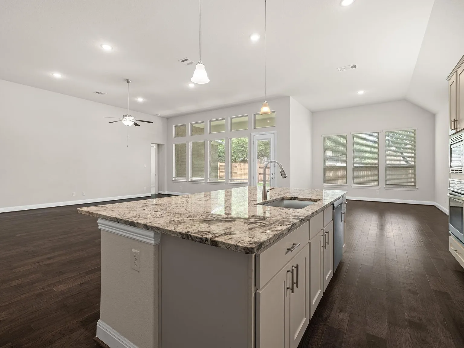 4 bed, 3.0 bath, 2752 sqft, $2,800 — Photo 2