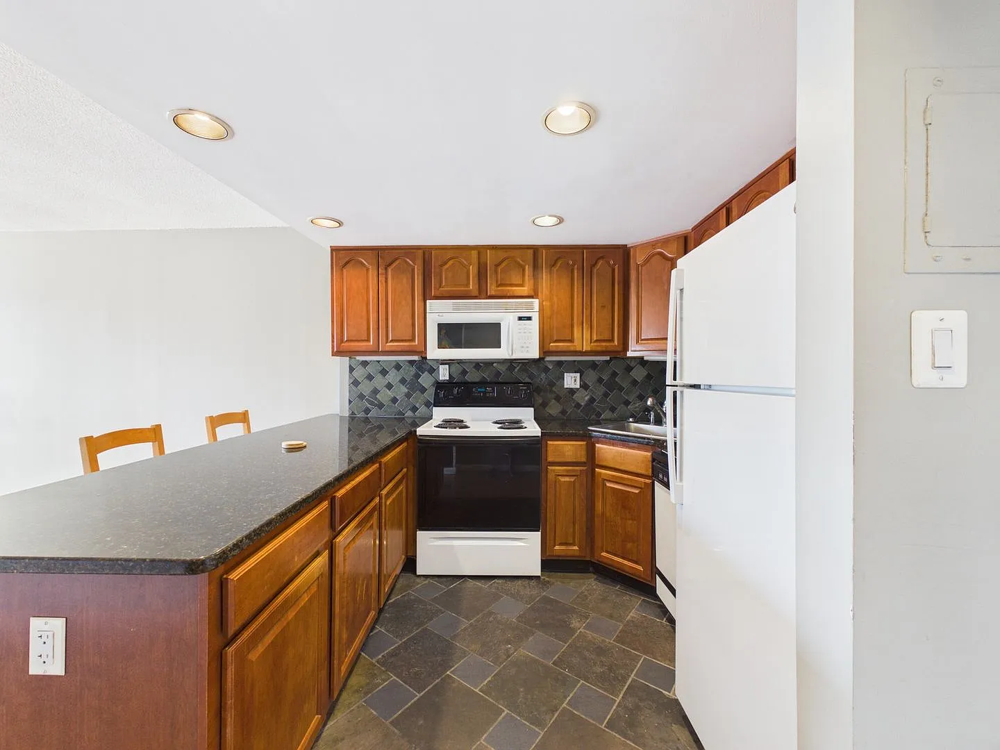 Bright Junior One Bedroom in CityView North Tower w/ Parking! — Photo 3