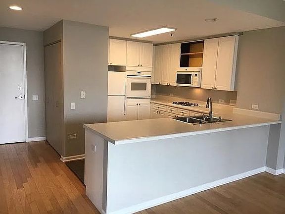 4th image of 1515 S Prairie Ave Unit 718