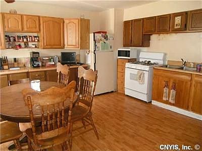 5th image of 19 Spruce St