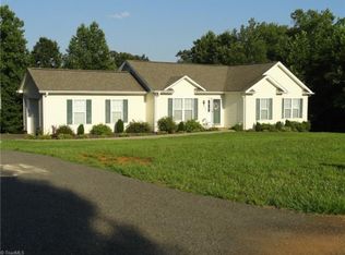 276 Southwycke Ln, Pilot Mountain, NC 27041