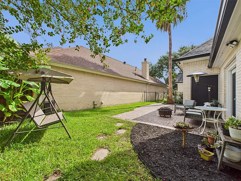 203 Las Brisas St — Photo 39