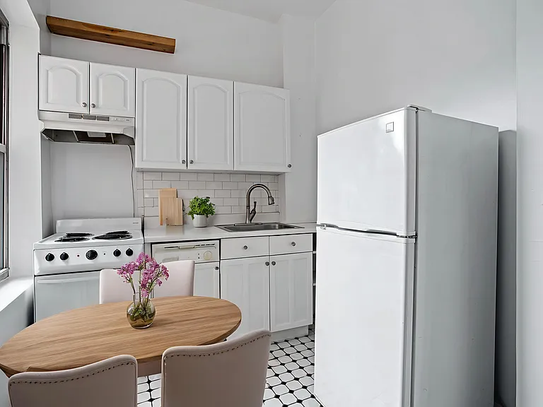 203 Baltic St #D2 — Photo 3
