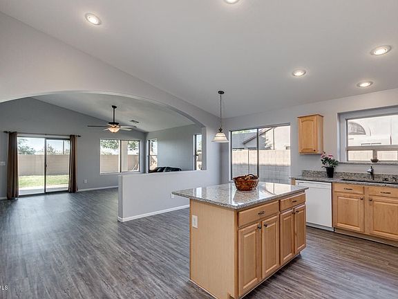 Huge Kitchen opens to Family rm