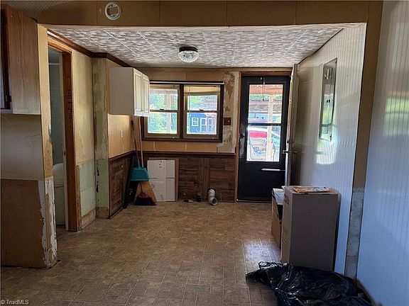 5th image of 811 Leonard Rd