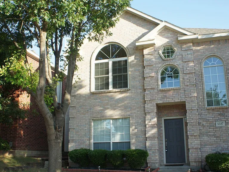 1357 Riley Dr — Photo 1