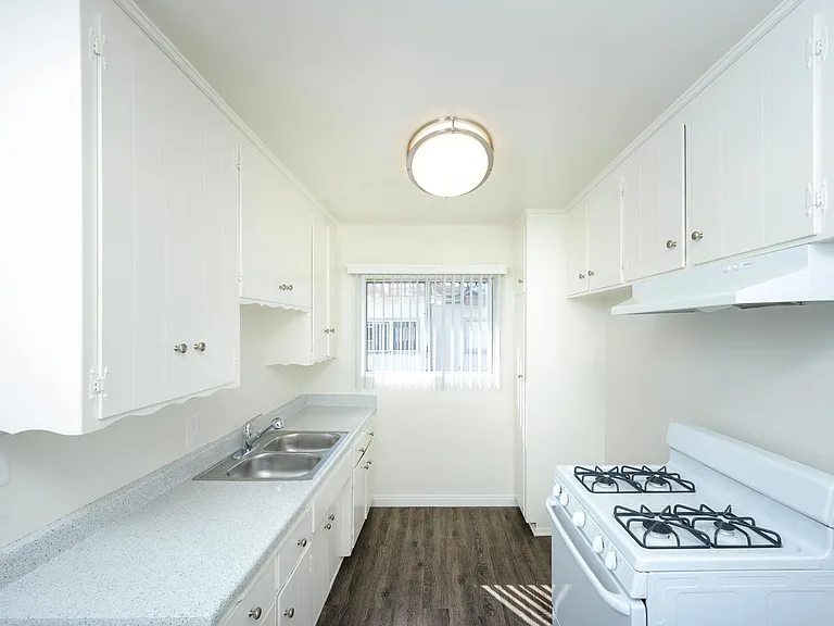 Whitsett Courtyard Apartments — Photo 10