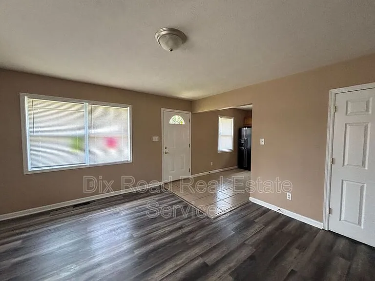 3 N Sutphin St — Photo 4