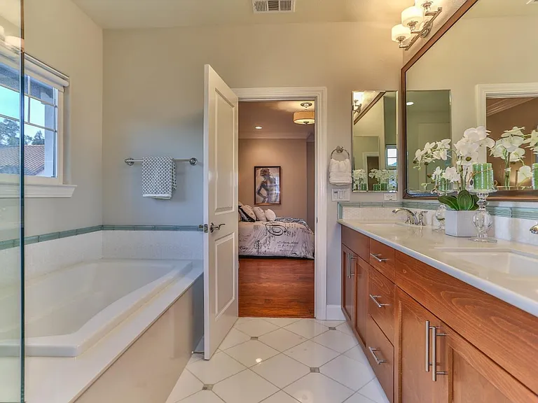 Primary suite vanity and tub