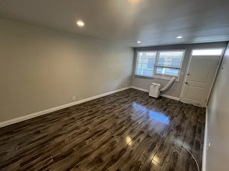 Oakhurst Apartments — Photo 26