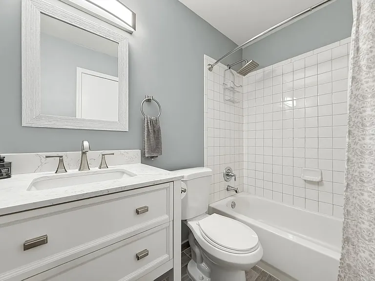 2S734 Winchester Cir W #3 — Photo 8