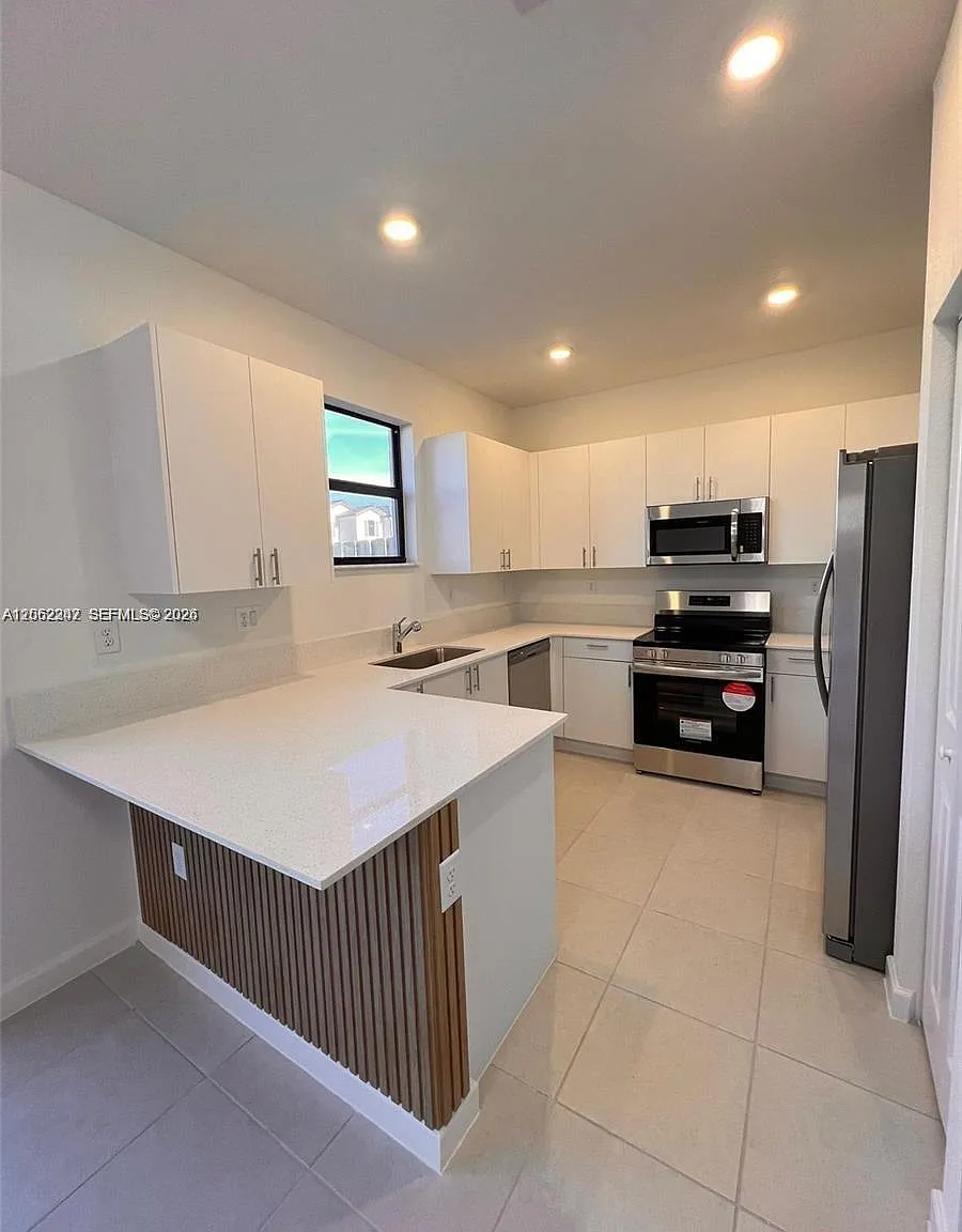 3 bed, 2.5 bath, 1442 sqft, $2,950 — Photo 3