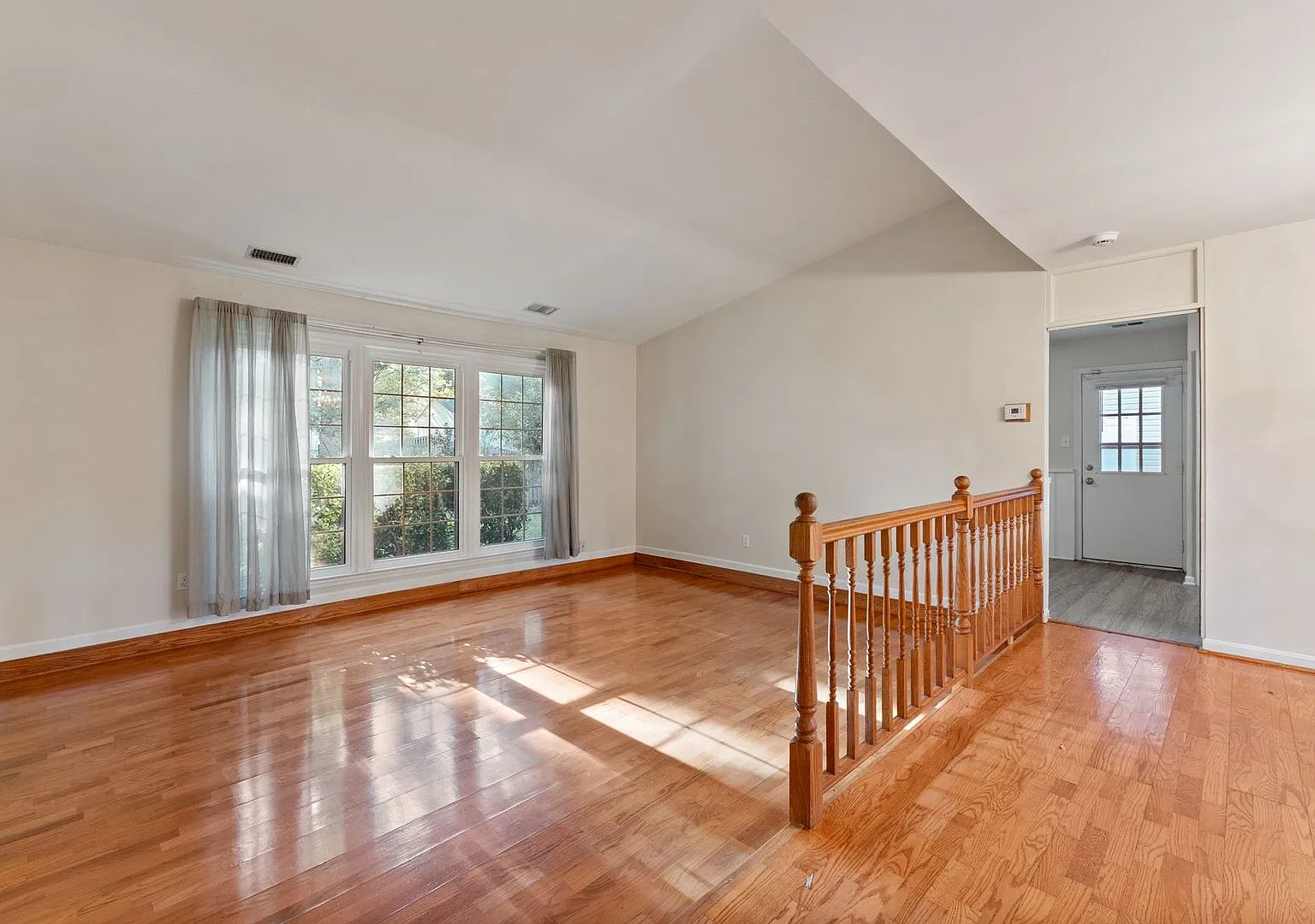 Charming Single-Level Home with Spacious Backyard on a Quiet Alexandria Cul-de-Sac — Photo 4