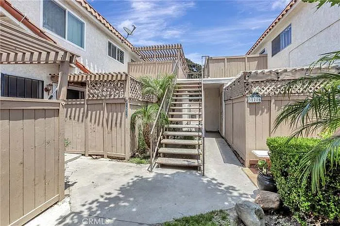 3 bed, 866 sqft, $3,600 — Photo 3