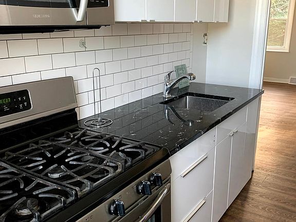 Kitchen appliances less than 1 year old New floor