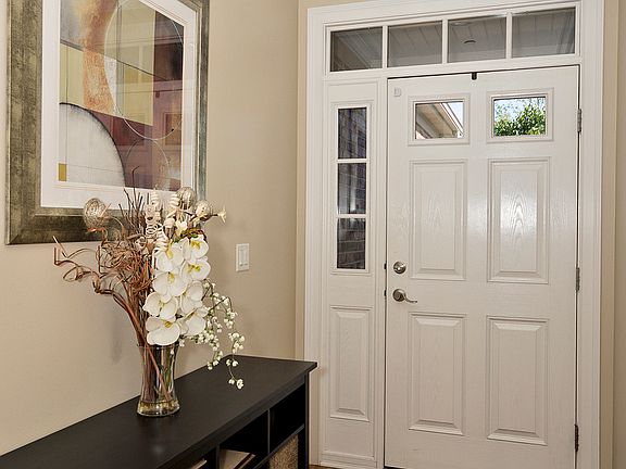 4th image of 724 Kingsbrook Gln