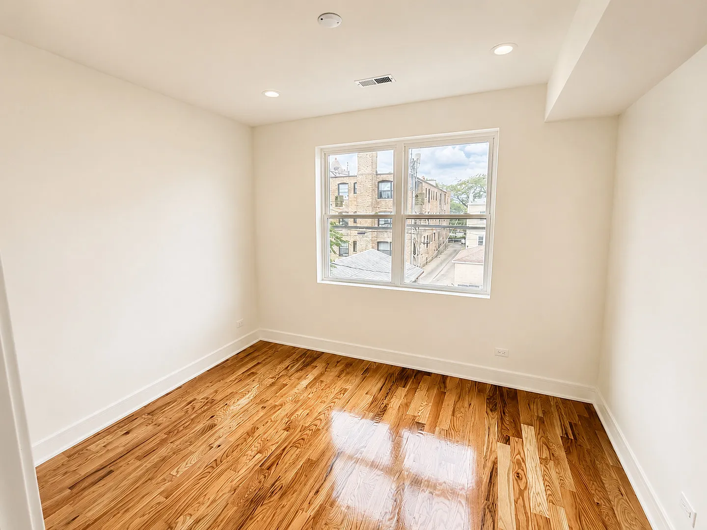2 bed, 1100 sqft, $2,612 — Photo 4