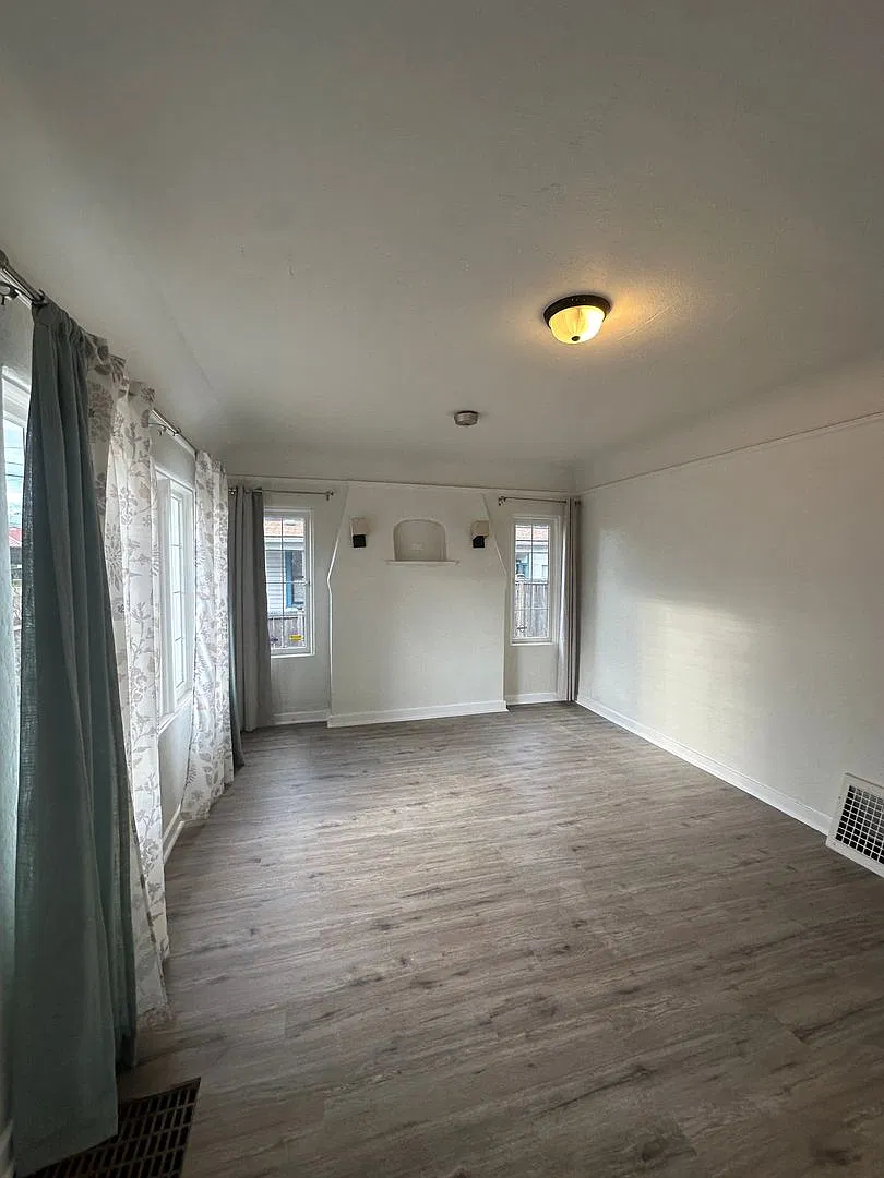 Downtown Remodeled Kent Home with fenced yard! — Photo 3