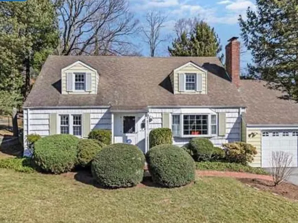 91 Crest Dr, North Tarrytown, NY 10591