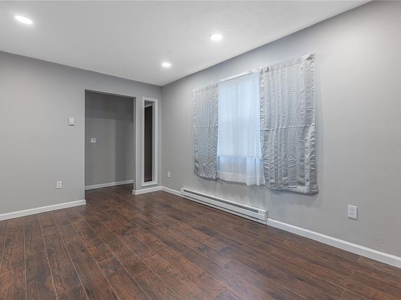 3rd image of 122 Commons Ave