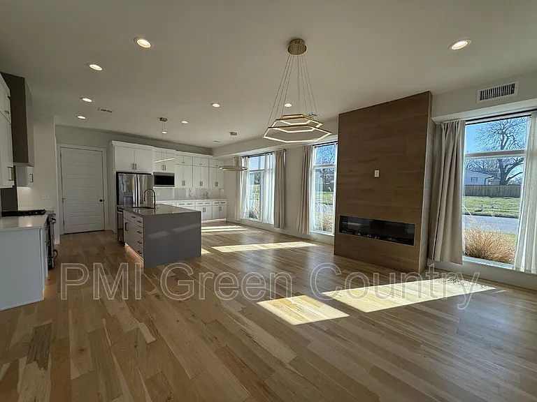 134 E Elgin St — Photo 4