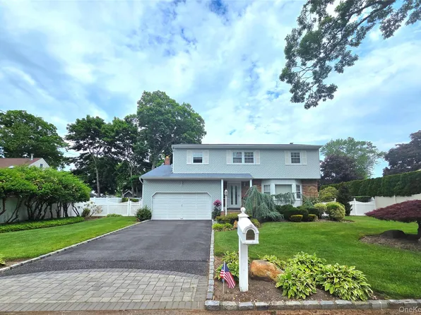 15 Winthrop Place, Deer Park, NY 11729